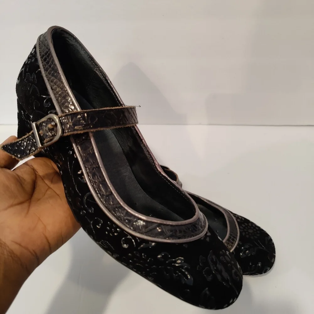 Kelle Comfort Yuki Floral Suede Pumps